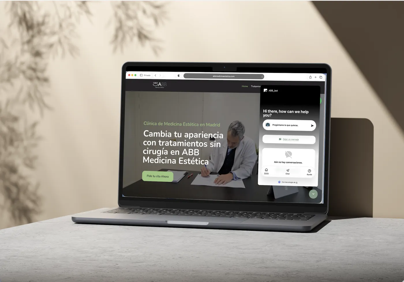 Web de ABB Medicina Estética en un portátil con el agente de IA creado con Scoreapps abierto en la esquina.