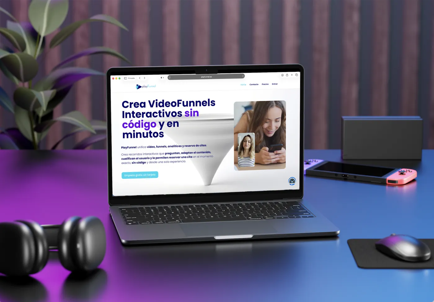 Web de playFunnel en un portátil, con el agente de IA de Scoreapps disponible en la esquina inferior.